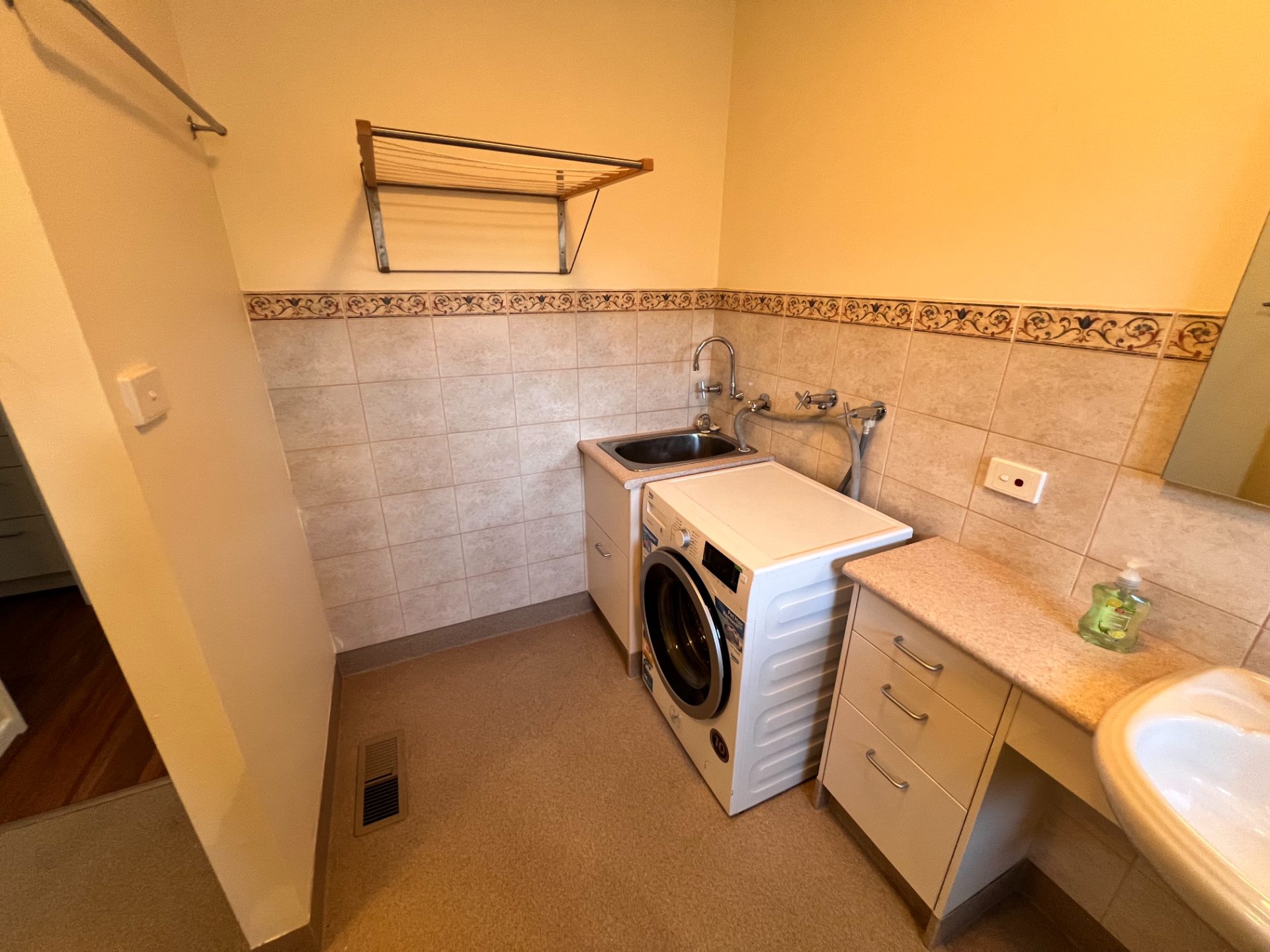 9 rooms in a share house, Burwood, VIC