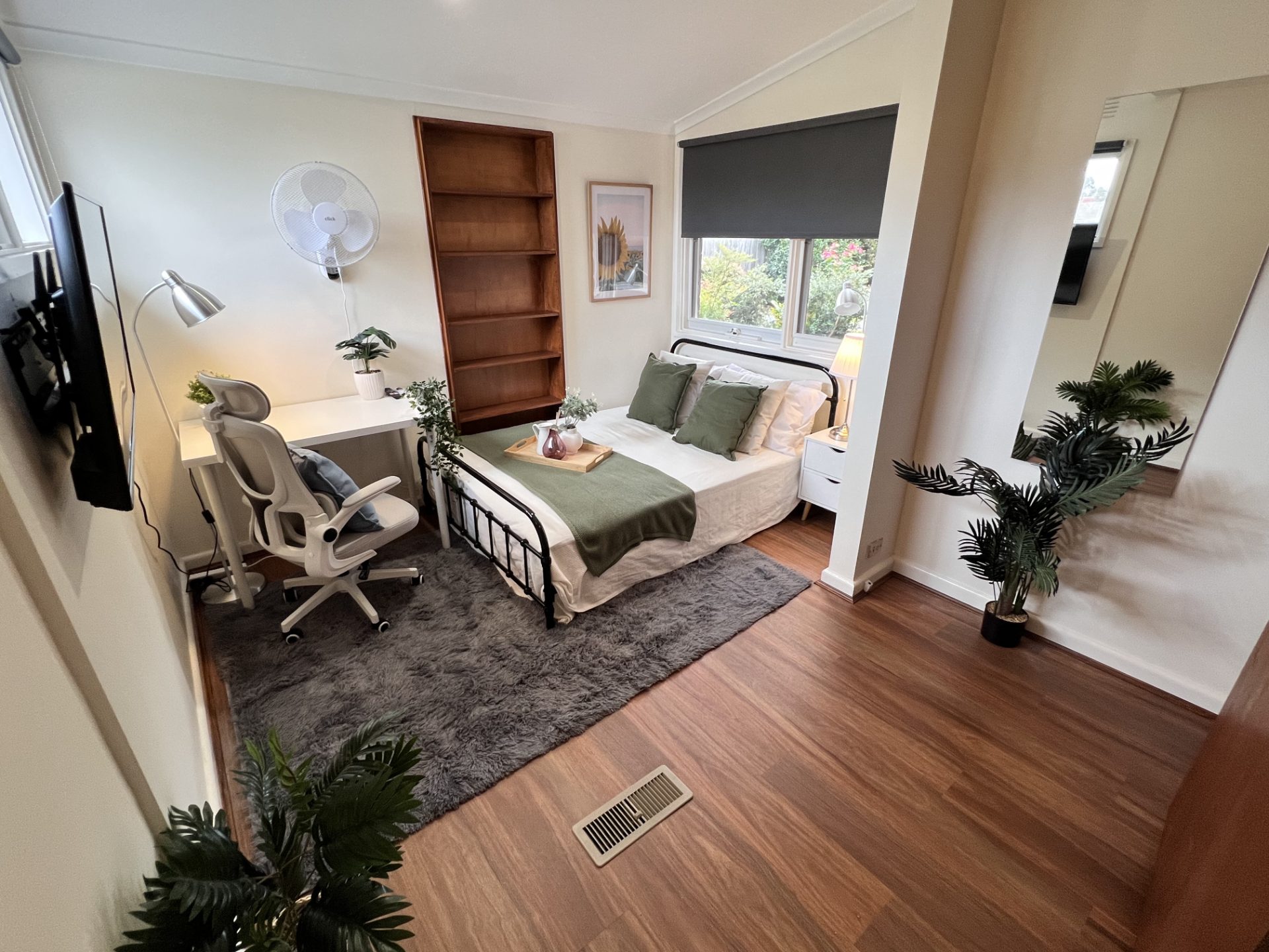 9 rooms in a share house, Burwood