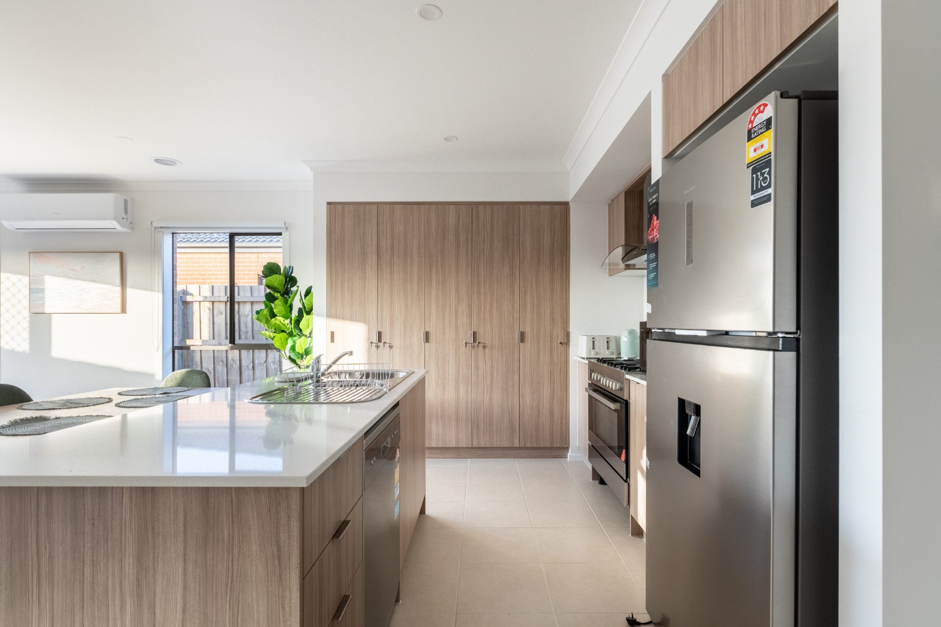 5 rooms in a share house, Melton South
